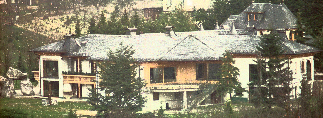 Altstrimmig, modernes Gebäude an großen Steinen 1988 (Foto: James)