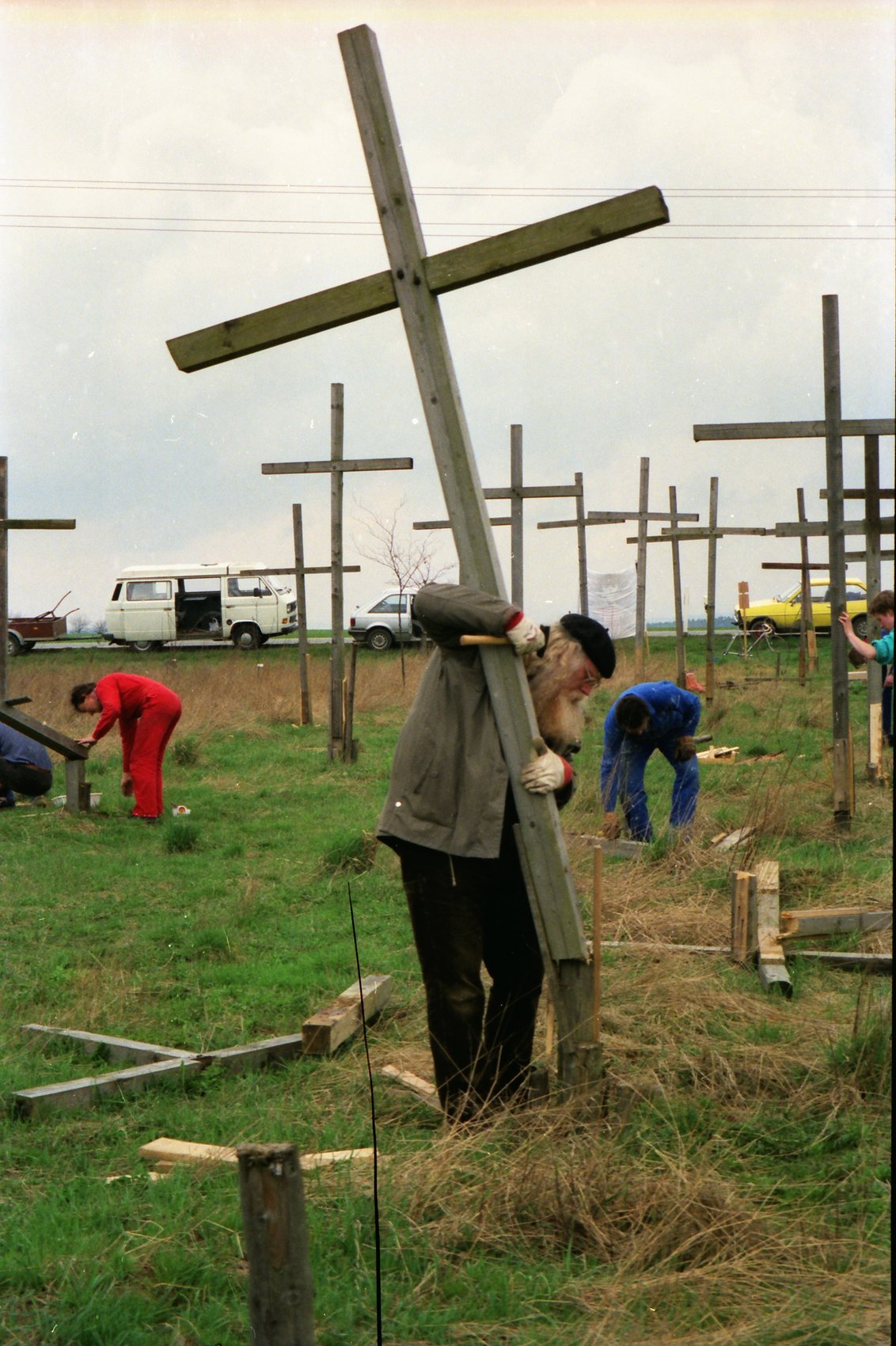 August von Dahl trägt ein Holzkreuz auf dem Friedensacker bei Bell, 1985