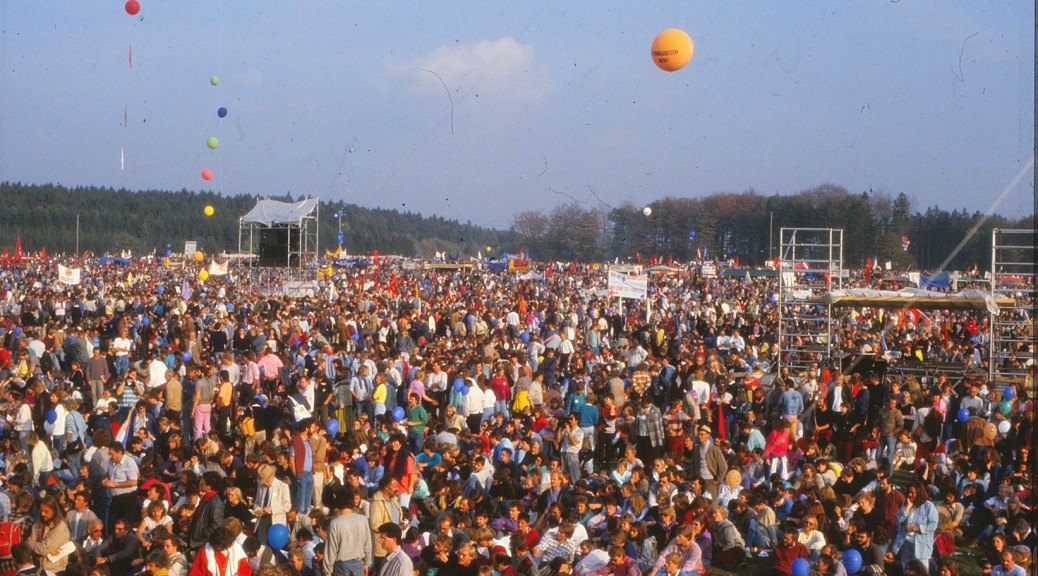 Blick &uuml;ber die Menschenmenge bei der Gro&szlig;demonstration zwischen Hasselbach und Bell am 11. Oktober 1986