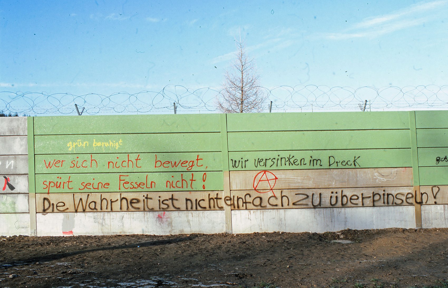 Gr&uuml;n &uuml;berstrichene Mauer, darauf neu geschrieben: Die Wahrheit ist nicht einfach zu überpinseln